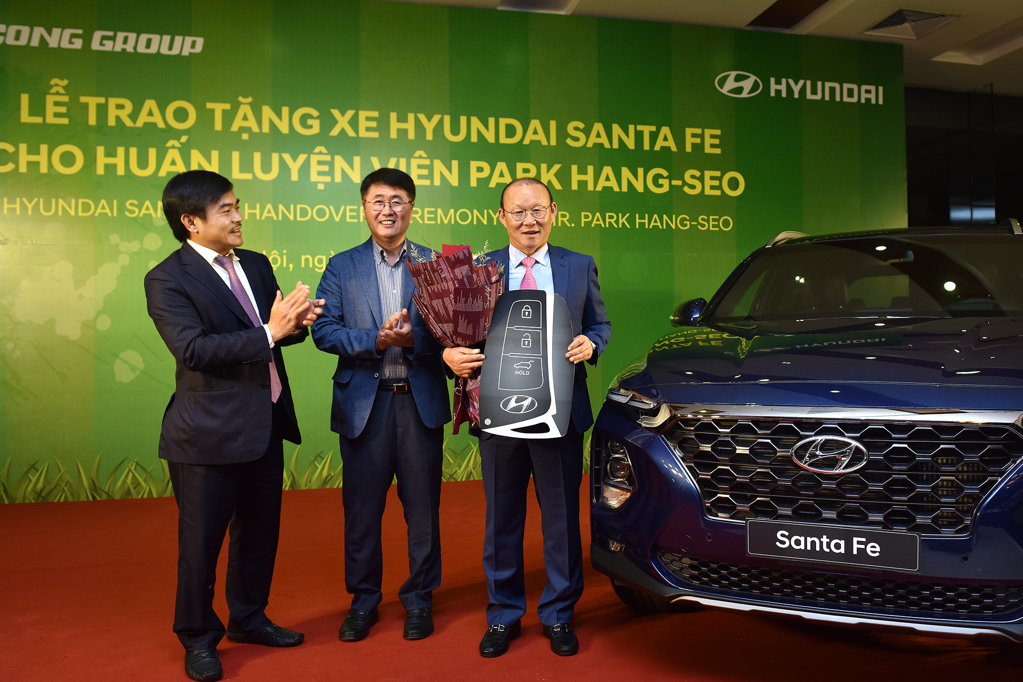 Hyundai Thành Công trao tặng xe Santa Fe cho “thầy” Park